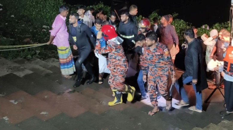 শতাধিক মানুষসহ ব্রিজ ভেঙে নদে, ৪ শিশুর লাশ উদ্ধার